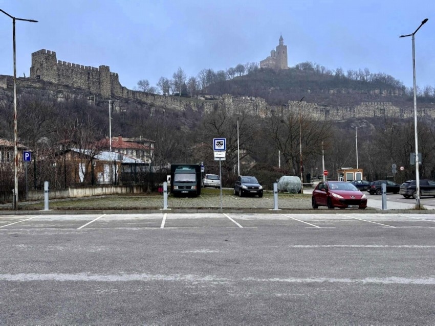 Велико Търново с кемпстоп в подножието на Царевец