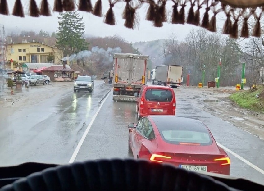 Катастрофа между два тира затруднява движението през Прохода на Републиката