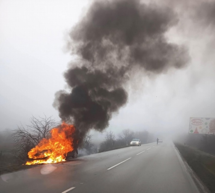 Кола се запали и изгоря на пътя София - Варна край Ново село 