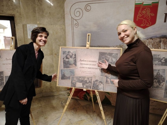 Изложба за любовта и виното посреща посетителите на Община Горна Оряховица