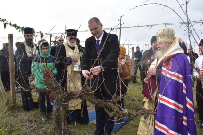 Зарезан посрещнаха в Лясковско със зарязване, конкурси за вино и много веселие