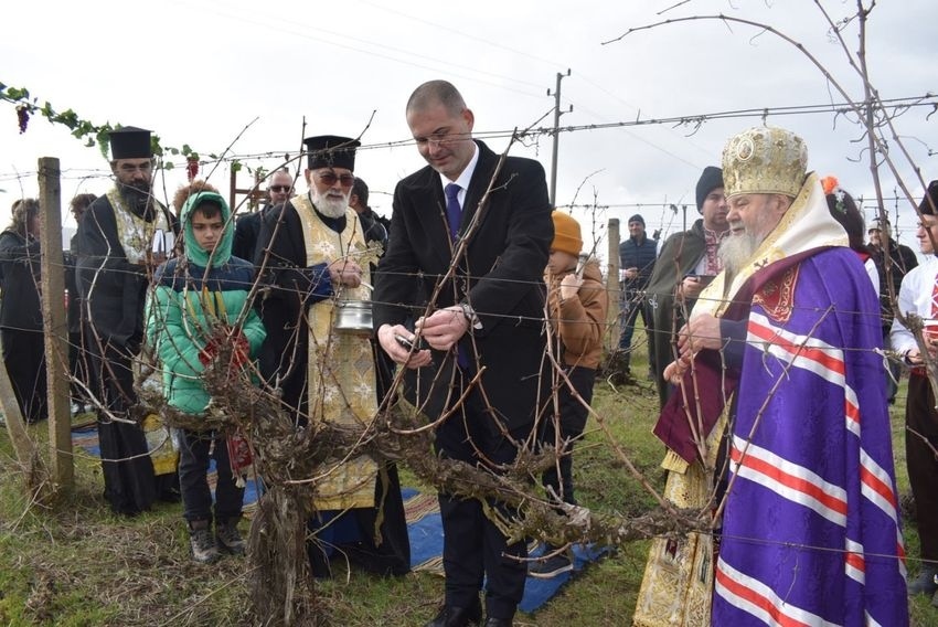 Зарезан посрещнаха в Лясковско със зарязване, конкурси за вино и много веселие