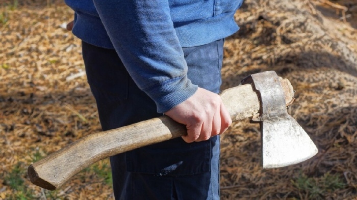 Млад мъж е ударен с брадва в главата във Великотърновско