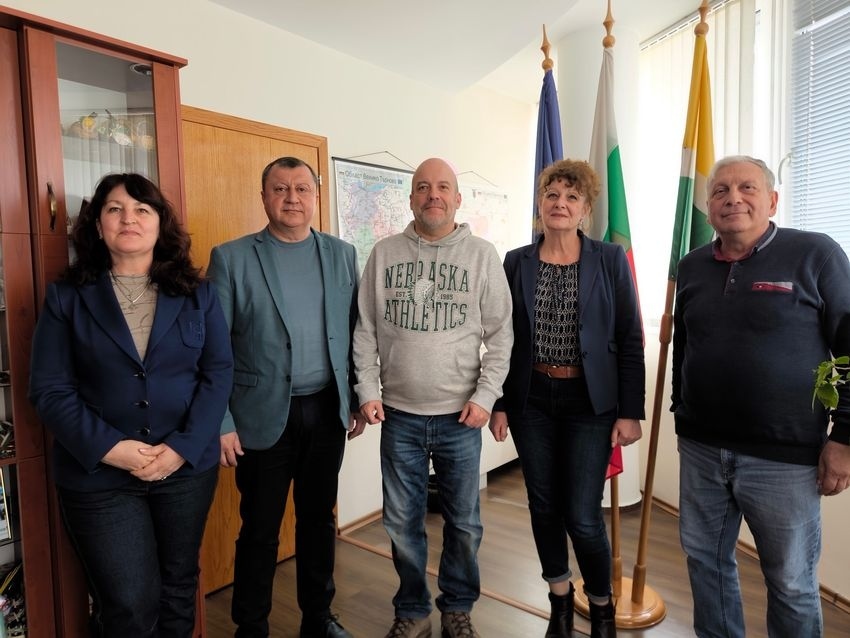 Реставрирането на килийното училище в с. Михалци обсъдиха на среща инж. Емануил Манолов и писателят Иво Сиромахов