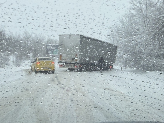 Заради усложнената пътна обстановка в региона има закъсали превозни средства