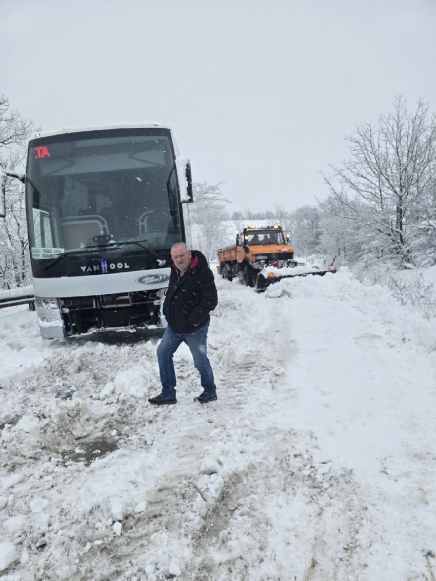 Пътниците от закъсалия край Вардим автобус са настанени временно в сградата на Община Свищов