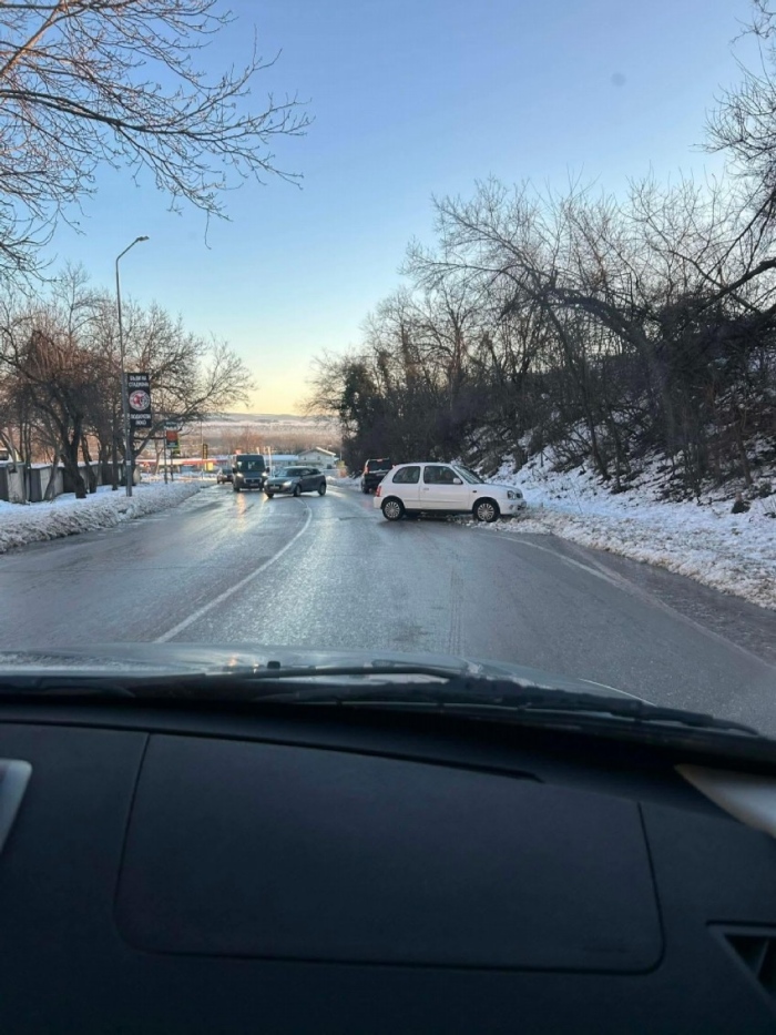 ВНИМАНИЕ: Черен лед на места в Горна Оряховица предизвика верижна катастрофа