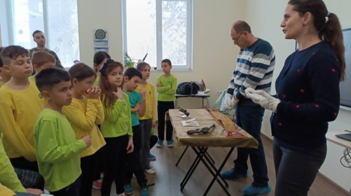 Музей в куфар“ пренесе завета на Левски в класните стаи