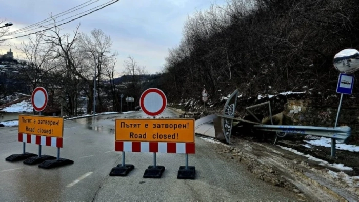 Заради свличане на земна маса  е затворен пътният участък от каменния мост в Асенова махала до разклона за бившата фабрика \