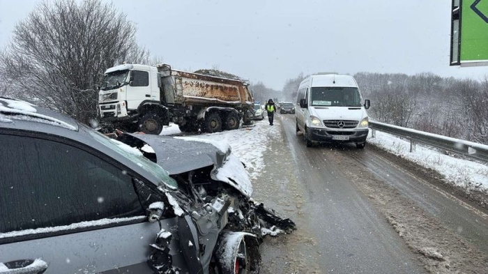 Снегорин и лек автомобил се сблъскаха на пътя София - Варна край Велико Търново