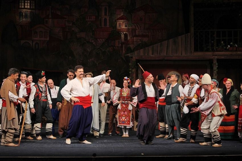 Флашмоб с музика и танци за премиерата на „Българи от старо време“ във Велико Търново