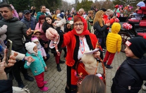 Баба Марта пристига с файтон във Велико Търново, посрещат я с концерт