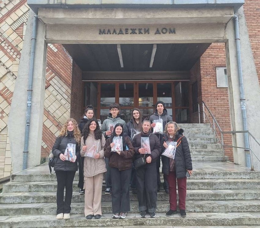 Над 3000 мартеници бяха раздадени на горнооряховчани и жителите на общината в инициативата „Подари усмивка”