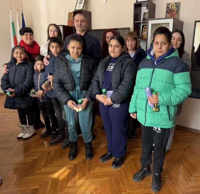 Деца от Центъра за обществена подкрепа в Лясковец закичиха с мартеници служителите на общинска администрация