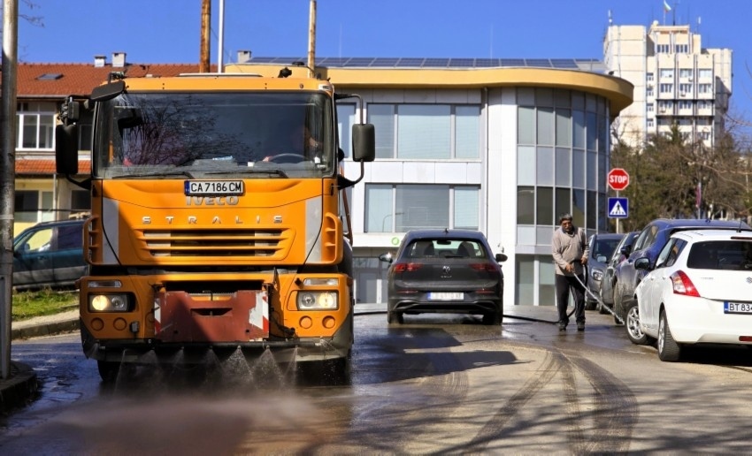 Започна първото основно миене на улиците във Велико Търново