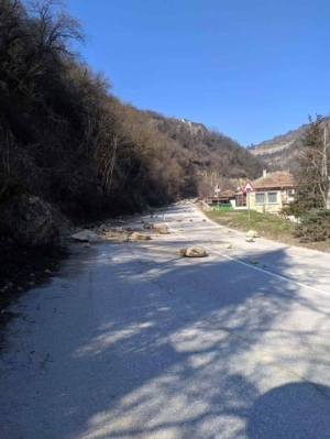 Областният управител Валентин Михайлов настоява за спешни мерки от Министерството на културата заради падащи камъни от хълма Трапезица