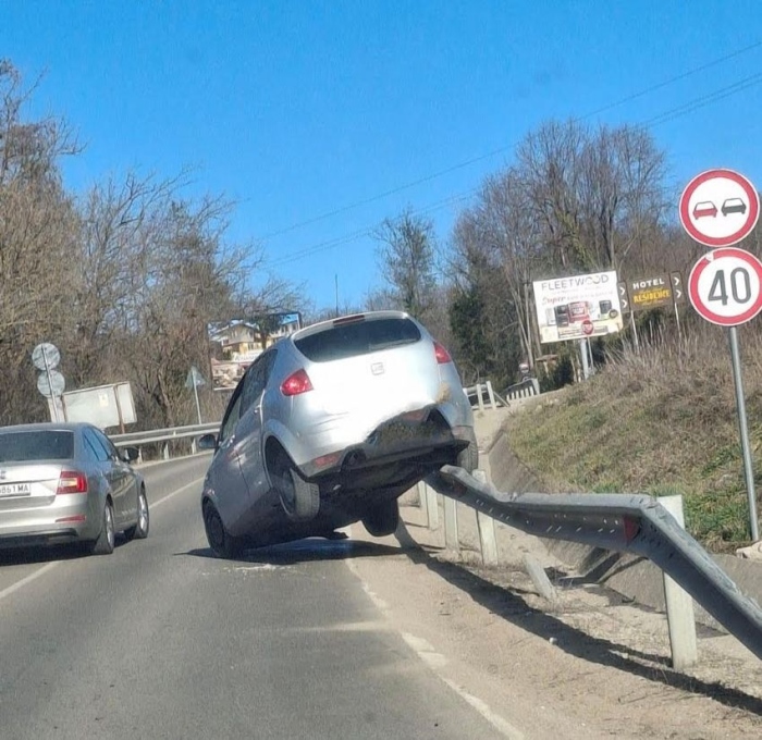 Кола се качи върху мантинелата край пътя за Арбанаси 