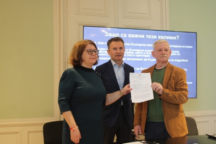 Якоб Ван Бейлен подписа договор с ИЕФЕМ-БАН за идентифицирането на 81 старинни килима