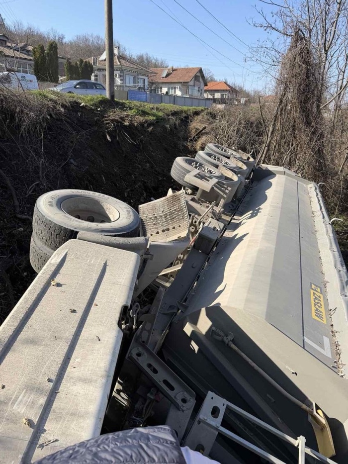 Затвориха пътя Русе - Велико Търново край Самоводене за изтеглянето на катастрофиралия вчера тир  (СНИМКИ) 