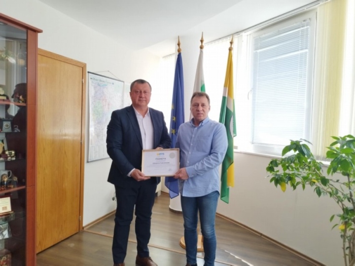 Грамота „Посланик на мира“ получи Община Павликени от Академия „Миротворци“