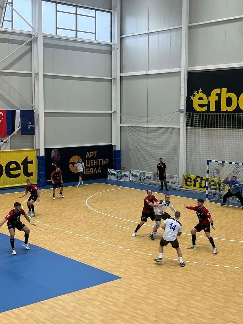 Локомотив победи Спартак и гледа към плейофите на А-РХГ