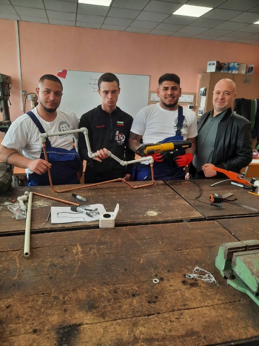 Ученици от Свищовска професионална гимназия „Алеко Константинов“ се класираха за националния финален кръг на състезанието „Най-добър млад инсталатор“