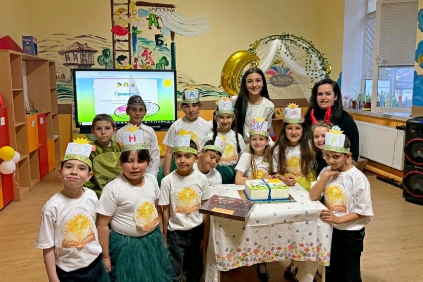 Първокласниците в Джулюница отпразнуваха завършването на Буквара