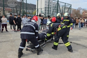 Демонстрация за извеждане на пострадал при пътнотранспортно произшествие и учебна евакуация при пожар проведоха в свищовско училище