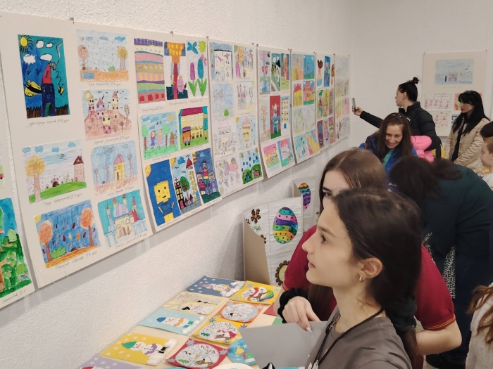 Над 1000 творби показват в традиционната си годишна изложба възпитаниците на горнооряховското ОУ „Иван Вазов“ 