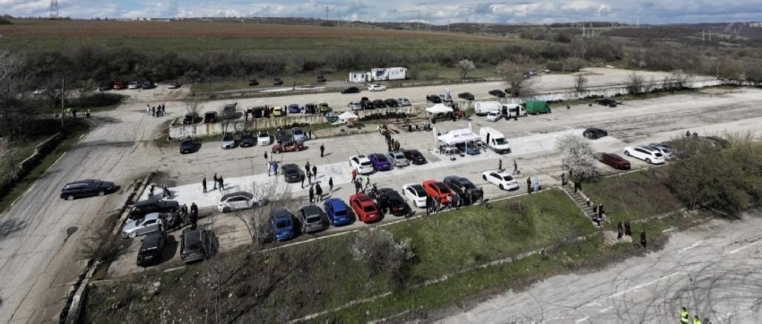 Парад на тунинговани автомобили събра над 1000 любители на бързите машини и високите скорости на полигона край Беляковец