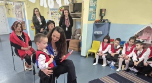 Децата от ДГ „Здравец“ в Първомайци и заместник-кметът Петя Иванова четоха заедно български народни приказки