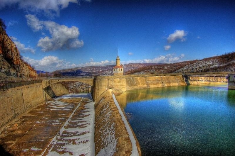 Язовир „Александър Стамболийски“ прелива, няма нанесени щети 