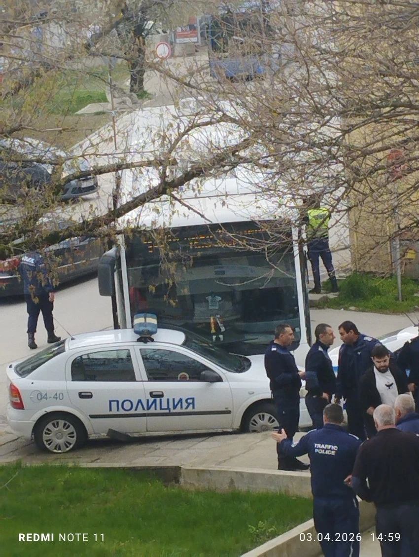 Автобус помете патрулки на паркинга на Районното МВР в Горна Оряховица