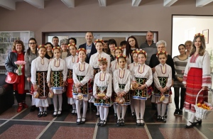 Малки моми лазарки от НУ „Цани Гинчев“ нарекоха здраве и берекет за Община Лясковец