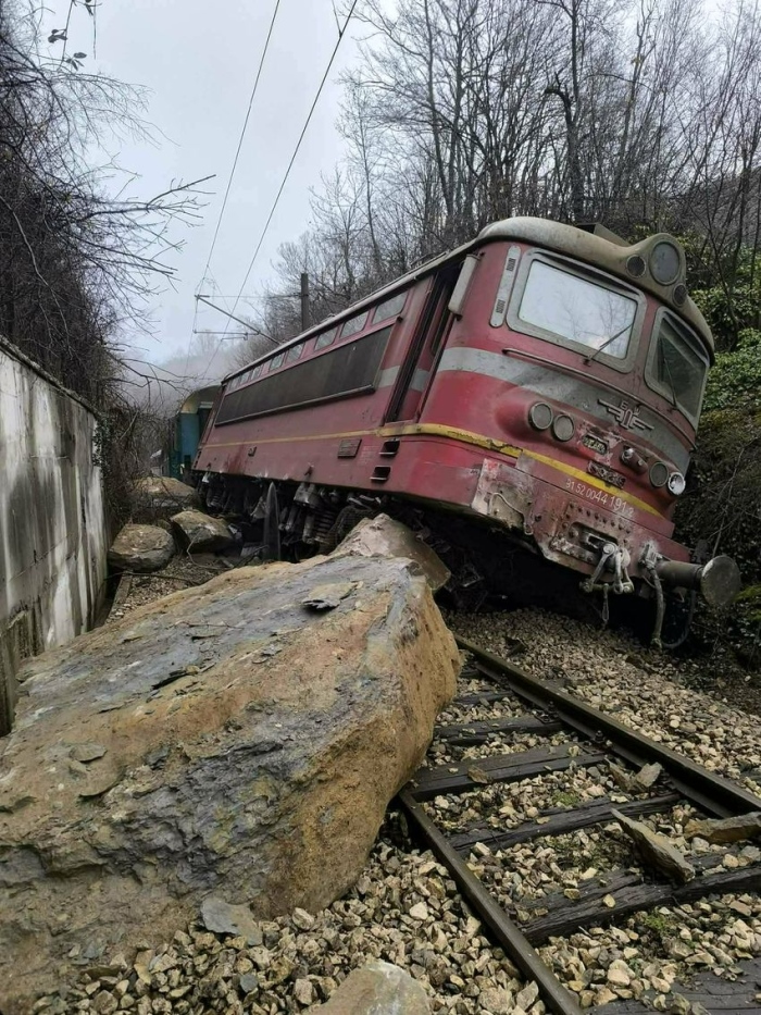 ОБНОВЕНА: Инцидент с влак край Трявна, има пострадали пътници (Видео)