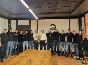 Кметът Рашков приветства състезателите на \"Локомотив\", донесли в Горна Оряховица Купата на България по хандбал за мъже