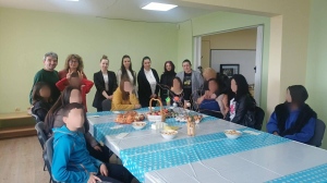 На Велики четвъртък деца от Центъра за настаняване от семеен тип и Преходно жилище в Стражица боядисваха заедно великденски яйца 