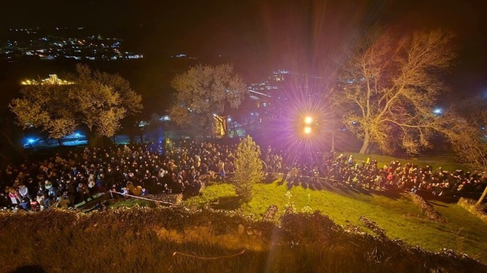 ОБНОВЕНА: Възкресение на Царевец: Хиляди посрещнаха Благодатния огън в старата столица