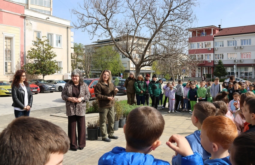 Граждани, деца и учители се включиха в инициативата на Горското стопанство за засаждане на дръвчета
