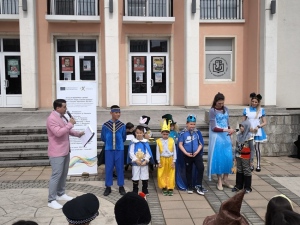 Карнавал на приказните герои изпълни днес площад „Свобода“ с десетки деца, родители и гости