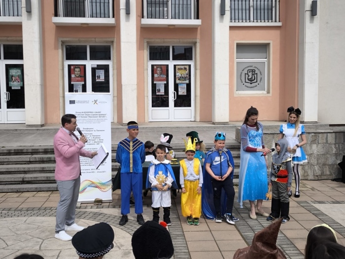 Карнавал на приказните герои изпълни днес площад „Свобода“ с десетки деца, родители и гости