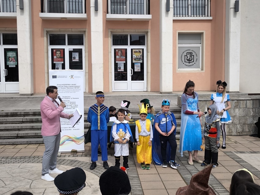 Карнавал на приказните герои изпълни днес площад „Свобода“ с десетки деца, родители и гости