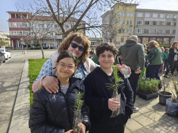 Държавно горско стопанство Горна Оряховица дари над 2300 фиданки на граждани и ученици от региона