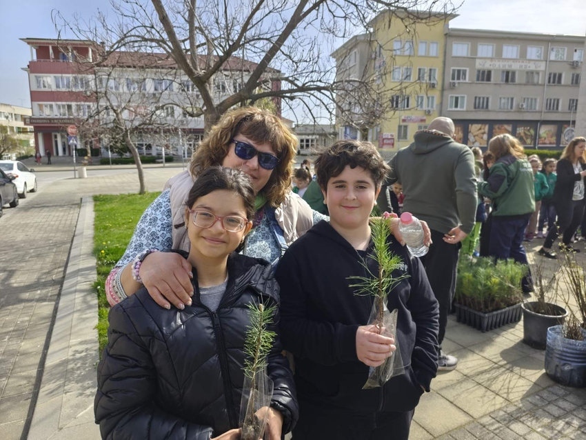 Държавно горско стопанство Горна Оряховица дари над 2300 фиданки на граждани и ученици от региона