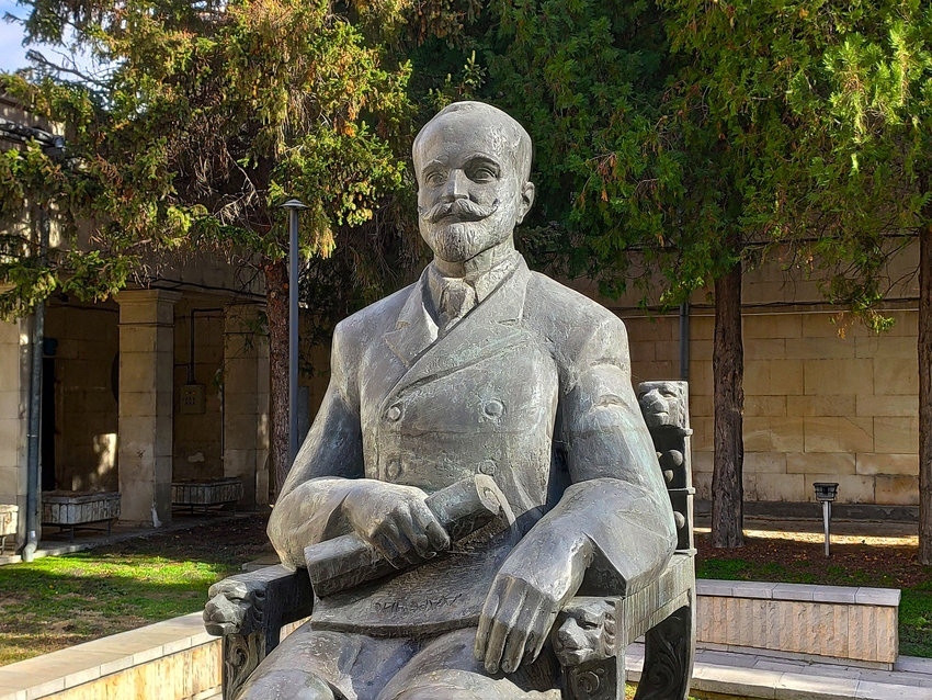 Стопанска академия „Димитър А. Ценов“ стартира дарителска кампания по повод своята 90-годишнина