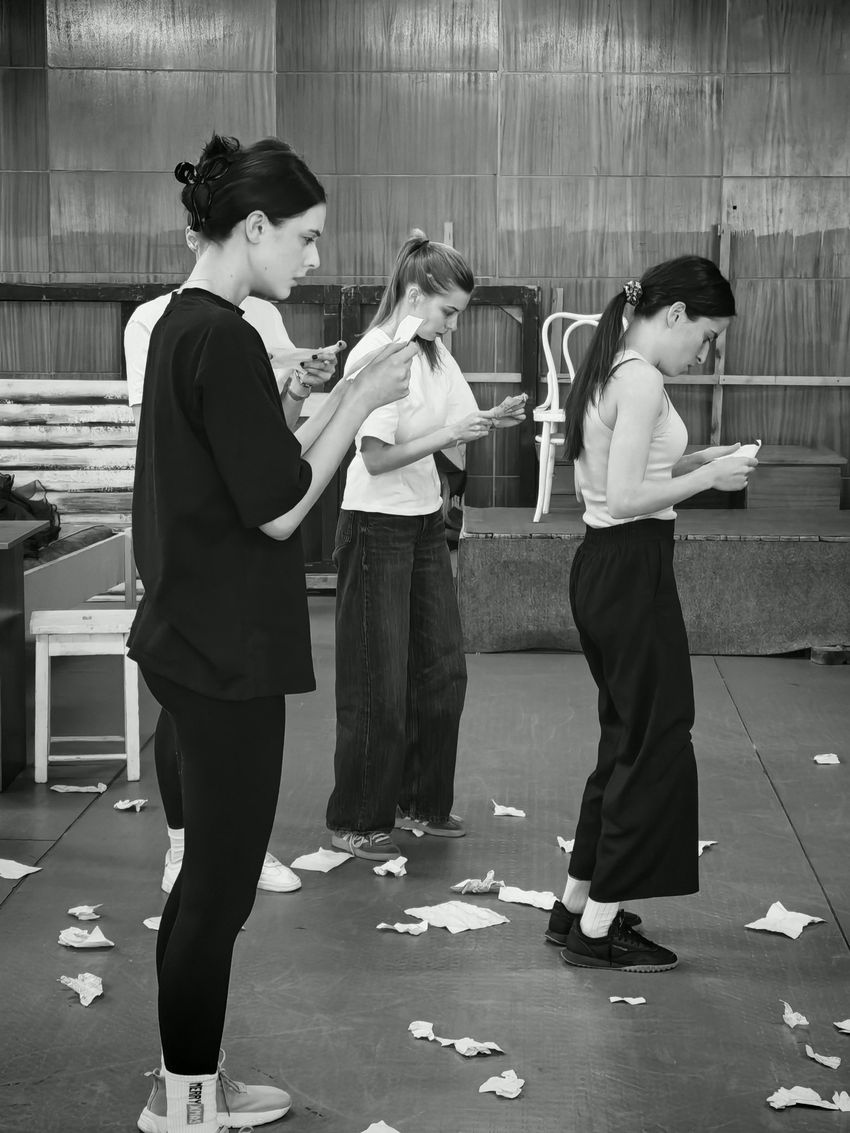 Необичайна среща с публиката преди премиерата  на „Много шум за нищо“ във Велико Търново