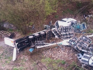 Турски тир падна в пропаст на Прохода на Републиката, шофьора загина (СНИМКИ) 