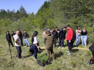 Лесовъди и ученици залесяват край Първомайци в чест на Седмицата на гората