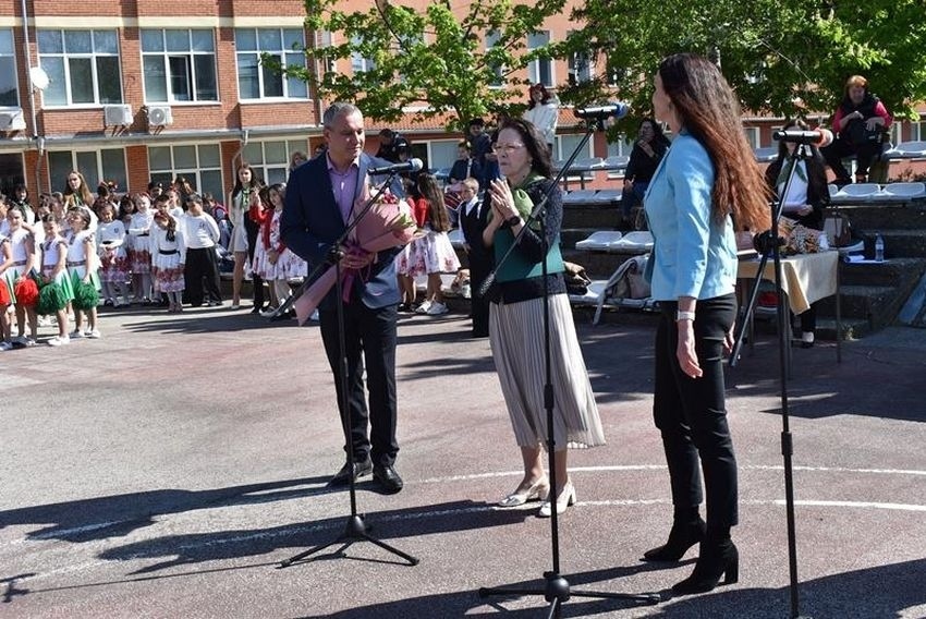 Заместник-кметът Петя Иванова и председателя на Общинския съвет Огнян Стоянов уважиха празника на СУ „Георги Измирлиев“