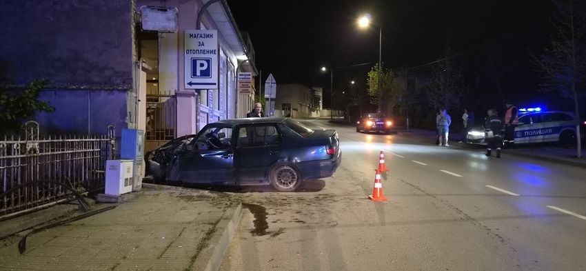 Жена катастрофира в тротоар на главна улица в Горна Оряховица (СНИМКИ+ВИДЕО)